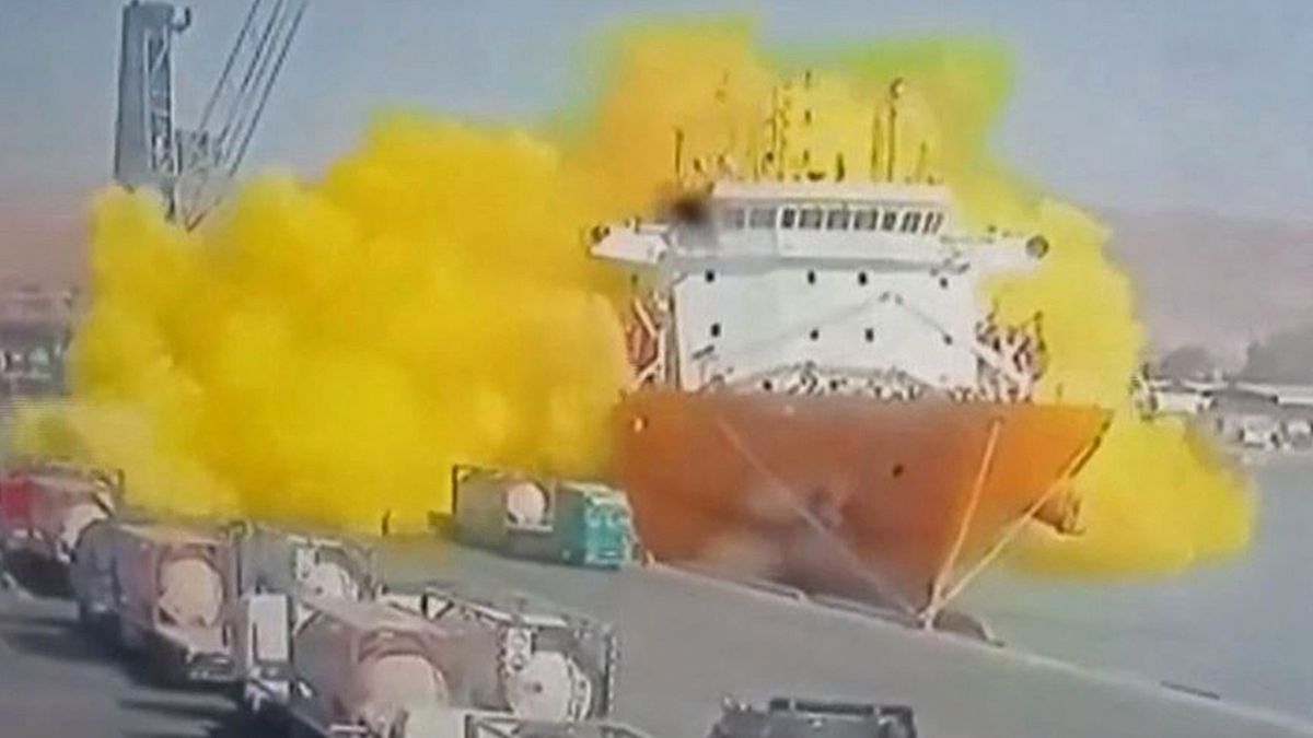 Video: Oranžový mrak zahalil loď, v jordánském přístavu unikl toxický plyn